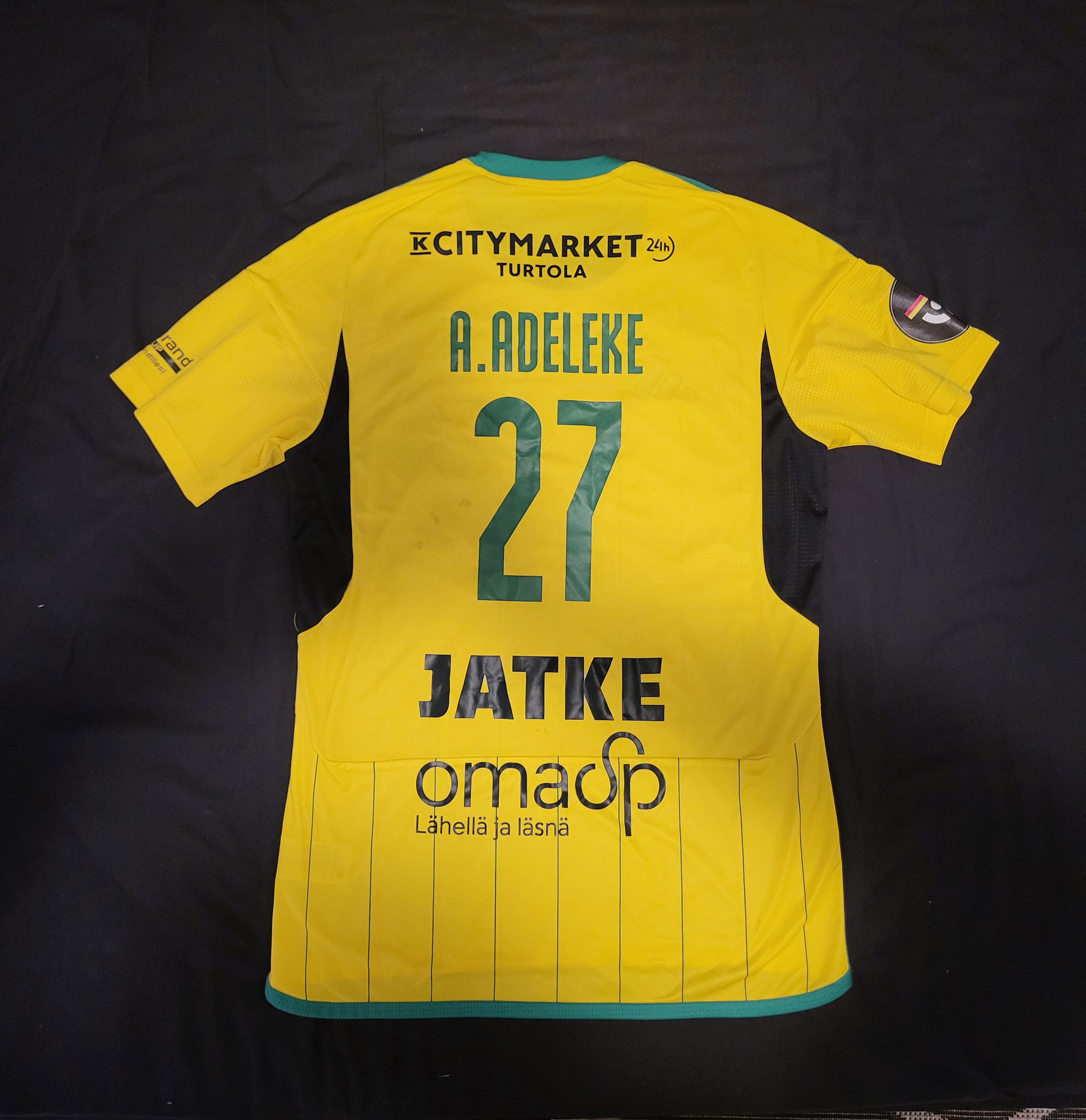 Adeleke Akinyem pelipaita t